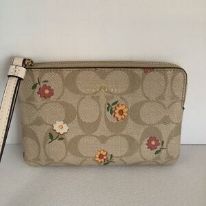 COACH Light Khaki Signature Corner Zip Floral Print Wristlet Wallet Pouch NWT